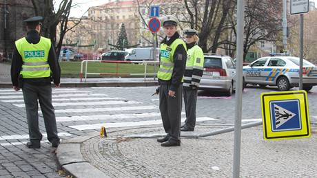 Dopravní policisté vyetují nehodu svých koleg na námstí Míru