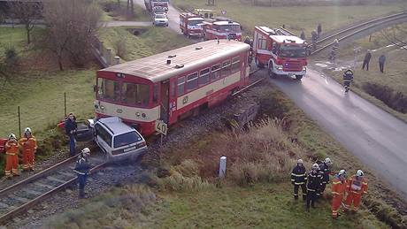 Sráka motorového vlaku s autem na pejezdu v Netolicích