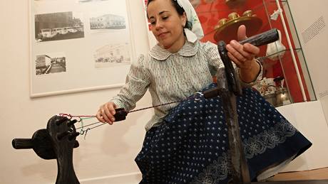 Runí výroba provazu v muzeu ve Valaském Meziíí