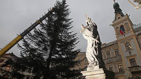 Vzty�ování váno�ního stromu na Pern�týnském nám�stí v Pardubicích