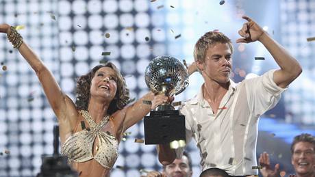 Vítzi soute Dancing with the Stars jsou Jennifer Grey a její partner Derek...