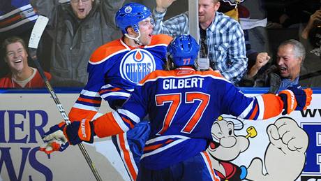 Radost hokejist Edmontonu. Gól slaví Taylor Hall a Tom Gilbert .