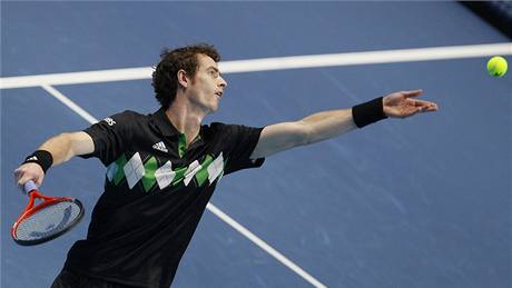 SERVIS. Andy Murray podává bhem úvodního zápasu Turnaje mistr.