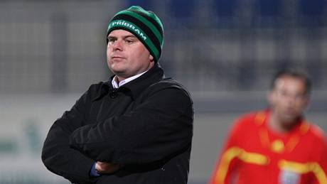 KOU�. P�íbramský kou� Roman Nádvorník sleduje své sv��ence.