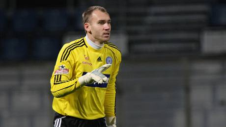 DIRIGENT. Olomoucký branká� Petr Drobisz diriguje obranu.