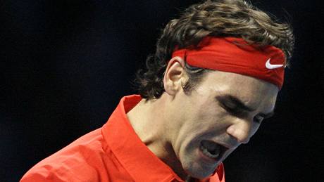 ANO! Roger Federer se raduje po jednom úspném úderu.