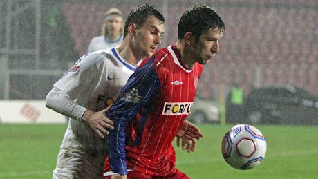 Ostravský René Bolf (vlevo) brání Br�ana Andreje Hodka.