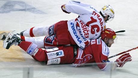   Ji�í Va�í�ek (naho�e) ze Slavie a Martin R��i�ka z T�ince.