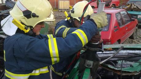 Dobrovolní hasiči trénují zásah u dopravní nehody.