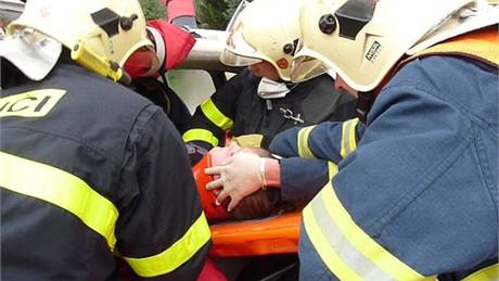 Dobrovolní hasiči trénují zásah u dopravní nehody.