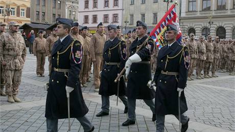 Slavnostní nástup písluník 3. vrtulníkové jednotky po návratu ze zahraniní mise na území Afghánistánu.