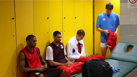 Basketbalisté Nymburka v kabin� p�ed tréninkem ve Vr�acu. Zleva Mike Lenzly, Tre Simmons, Adam Koch a Pavel Pumprla