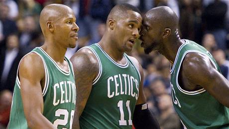 Kevin Garnett (vpravo) z Bostonu Celtics drazn promlouvá ke spoluhrái Glenu Davisovi. Vlevo Ray Allen