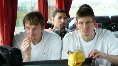 NA CEST. Obd basketbalist Nymburka po píletu do Blehradu vyeila pizza do autobusu. Vlevo Ladislav Sokolovský, vpravo Pavel Pumprla.