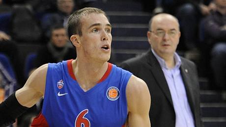 Du�ko Vujo�evi� (vpravo) na lavi�ce CSKA Moskva p�ihlí�í nájezdu svého sv��ence Sergeje Bykova