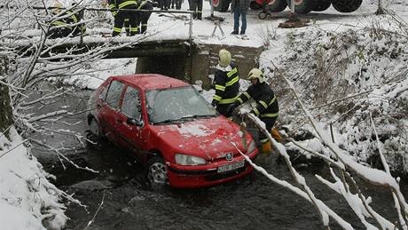 Dopravní nehoda na Vysoin - v pondlí ráno sjelo auto do potoka, nikdo nebyl zrann.