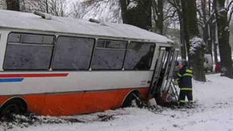 U Lanek havarovala autobus pevejc kolky.