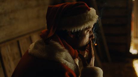 Trocha erného humoru se sice sem tam objeví, drsný severský film vak Dom na Vánoce není.