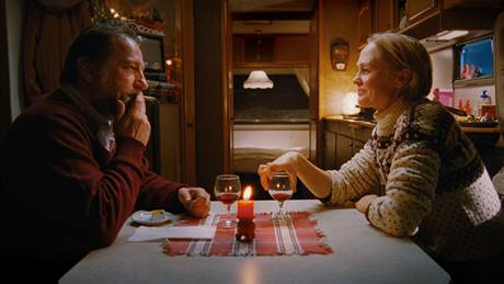 Trocha erného humoru se sice sem tam objeví, drsný severský film vak Dom na Vánoce není.