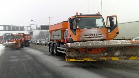 Snh zkomplikoval dopravu i na praskm okruhu.