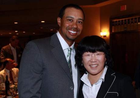 Dvojice, usilujc o post svtovch golfovch jedniek - Amerian Tiger Woods a Korejka Sin i-jaj.