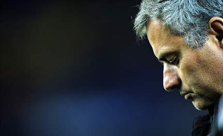 HOK PORKA. Jos Mourinho, trenr Realu Madrid, je smutn z toho, jak jeho mustvo prohrlo.
