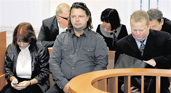 Překladatelka Marcela Nucová, učitel Pavel Beneš a zkušební komisař Roman Rout (zleva) na lavici obžalovaných u plzeňského soudu, jemuž se zpovídali kvůli pochybnému testování německých žáků v nepomucké autoškole.