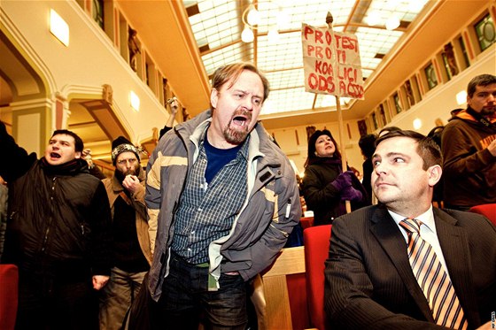 Jeden z demonstrant kií na Karla Bezinu (vpravo) z SSD. (30. listopadu 2010)