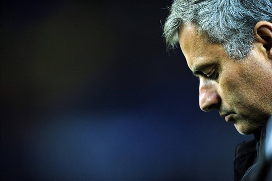 POD TLAKEM. V Anglii u se spekuluje o odvolání Josého Mourinha, jeho Chelsea tápe.