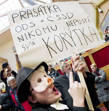 Demonstranti proti koalici ODS a ČSSD v Praze vtrhli do budovy magistrátu. (30. listopadu 2010)