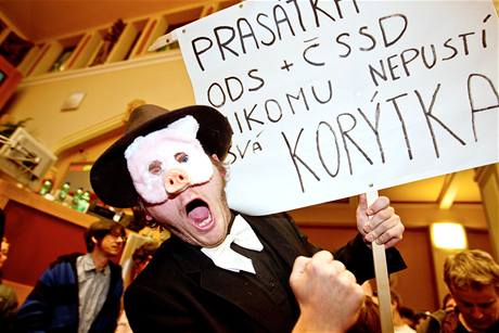Demonstranti proti koalici ODS a SSD v Praze vtrhli do budovy magistrtu. (30. listopadu 2010)