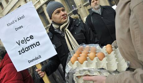 Na demonstraci proti koalici ODS a ČSSD v Praze se rozdávala zdarma vejce, aby mohli lidé i takto vyjádřit, co si o nové koalice myslí.