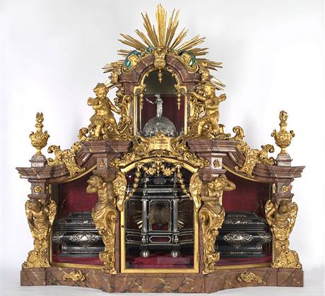Kompletn sestava baroknho relikvie svat Pavlny, patronky msta Olomouce, i s luxusn vitrnou z potku 18. stolet.