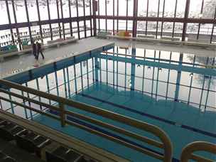 Bazén v praské Hostivai, kde ráno zkolabovala 20letá dívka