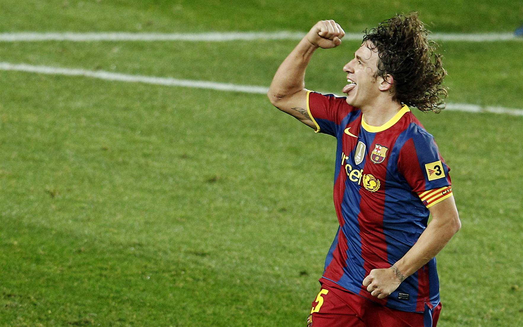 RADOST KAPITÁNA. Carles Puyol z Barcelony se raduje z vysokého vít�zství.