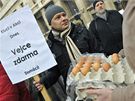 Na demonstraci proti koalici ODS a SSD v Praze se rozdávala zdarma vejce, aby mohli lidé i takto vyjádit, co si o nové koalice myslí.