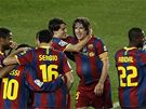 SLAVNÉ VÍTĚZSTVÍ. Hráči Barcelony se radují z pětibrankové výhry nad Realem Madrid