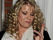 Chantal Poullain se p�i k�rtu po�ezala o hrdlo láhve