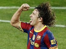 RADOST KAPITNA. Carles Puyol z Barcelony se raduje z vysokho vtzstv.