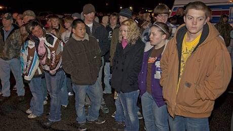 Píbuzní a pátelé ekají na zprávy nedaleko stední koly v Marinette ve Wisconsinu (29. listopadu 2010)