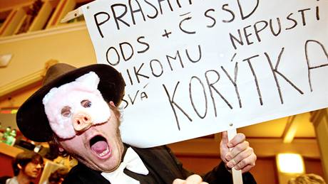 Demonstranti proti koalici ODS a SSD v Praze vtrhli do budovy magistrtu. (30. listopadu 2010)