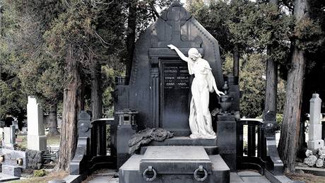 Jedna z hrobek, kterou nyní získala Opava od státu do svého vlastnictví. Bude se tak moci postarat o její rekonstrukci a toté eká i ostatní hrobky.