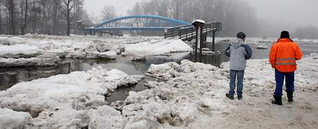 Lidé ve Velkých Hydčicích na Klatovsku sledují koryty řeky Otavy zaplněné ledovými krami, kvůli kterým si voda našla jinou cestu a začala ohrožovat domy v obci