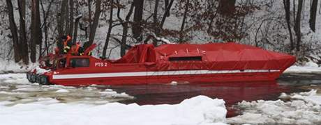 Obojživelný transportér, kterým se hasiči marně pokoušeli prorazit  ledovou bariéru v řece Otavě u  Velkých Hydčic