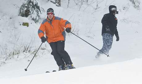 Lyai a snowboardisté by mli mít letos na sjezdovkách piáku více prostoru. Trat budou irí, skialpinisté dostali vlastní trasy.