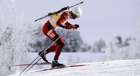 STOUPÁNÍ. Nor Emil Hegle Svendsen stoupá do kopce na trati závodu Svtového poháru ve védském Ostersundu.