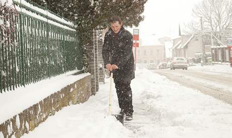 Starosta ían Vladimír Koen odklízí sníh. (29. listopadu 2010)