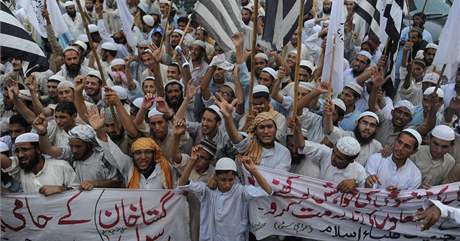 Pkistnt muslimov poaduj v Lhauru vykonn trestu smrti nad odsouzenou Asiou Nornovou (26. listopadu 2010)