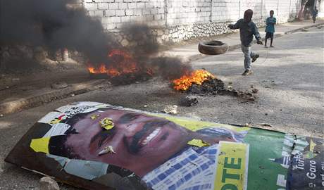 Povolebn nepokoje v Port-au-Prince. Na snmku volebn plakt kandidta Jude Clestina (8. prosince 2010)