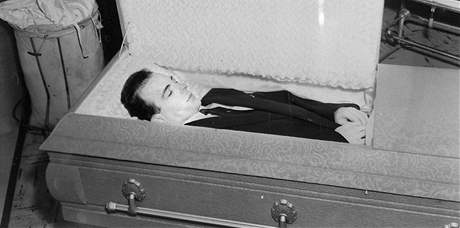 Tlo mrtvého Leea Harveyho Oswalda v rakvi v Dallasu. (24. listopadu 1963)